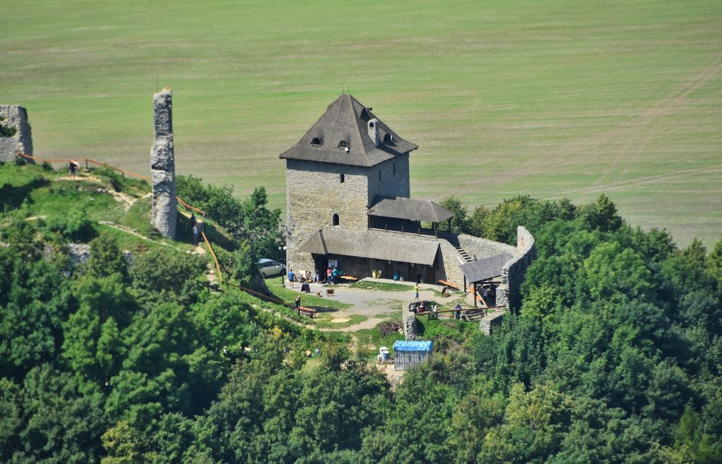 Zřícenina hradu Starý Jičín.