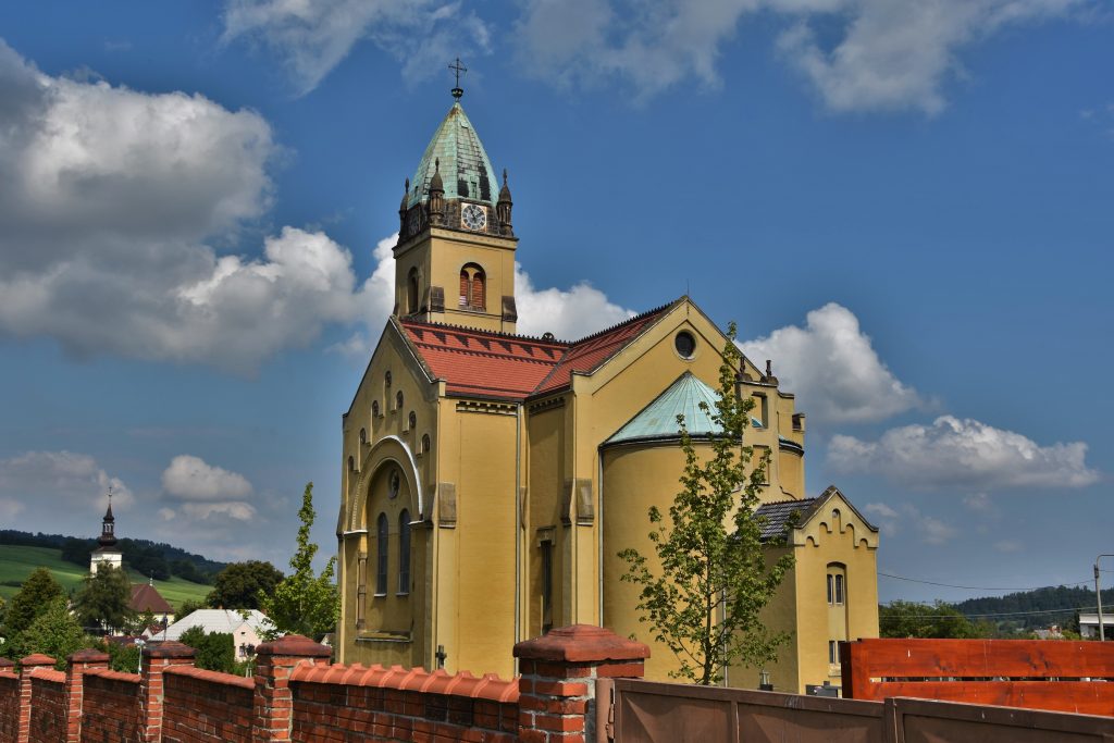 Kostel Nejsvětějšího Srdce Páně se vyjímá v Hodslavicích.