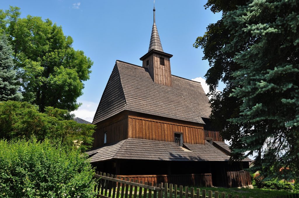 Kostel svatého Ondřeje je nejstarší dochovanou památkou Hodslavic. Krásně zapadá do okolí a dnes je nově opraven.