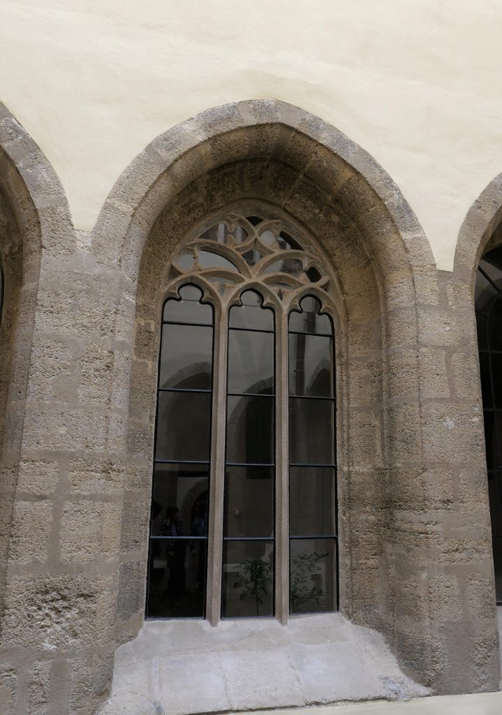Okno gotické křížové chodby