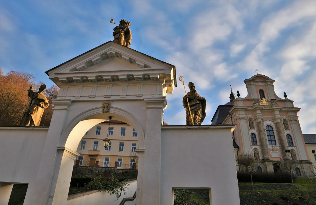 Kostel Nejsvětější Trojice od fulneckého náměstí